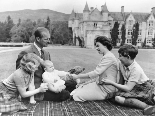 El 19 de febrero de 1960 nació el Príncipe Andrew. Ese mismo año, el apellido de la familia pasó a ser Mountbatten Windsor.