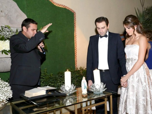 Al momento que el padre Gerardo, bendice al nuevo matrimonio Oscar y Daniela
