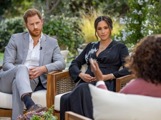 Hablando de los duques de Sussex, ellos hicieron una entrevista con Oprah en donde dieron impactantes declaraciones. En la misma se habló de los problemas de salud mental de Meghan luego de ser acosada por la prensa, de los comentarios racistas que recibió Archie y sobre el miedo de Harry por que se repitiera la misma historia de su madre con su esposa.