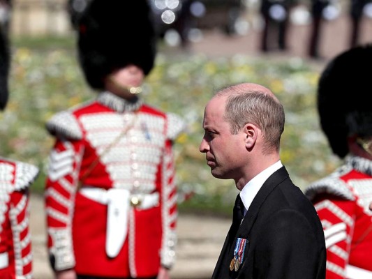 El príncipe William, segundo en la línea de sucesión al trono británico, durante la procesión que realizaron a pie los hijos y nietos del duque de Edimburgo