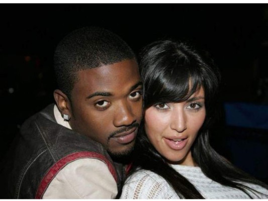 Cómo olvidar a Ray-J, el protagonista del famoso video que salió a la luz y que convirtió a Kim en la súper estrella que es ahora. Inicialmente, Kim trabajaba como estilista de la hermana de Ray.