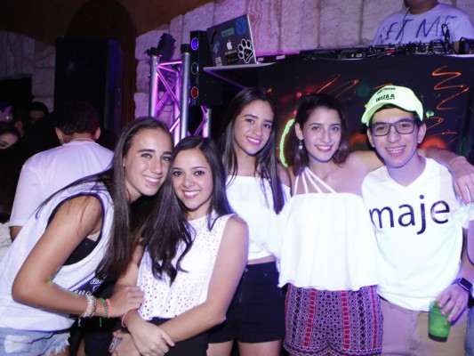 Neon party en residencia Andonie