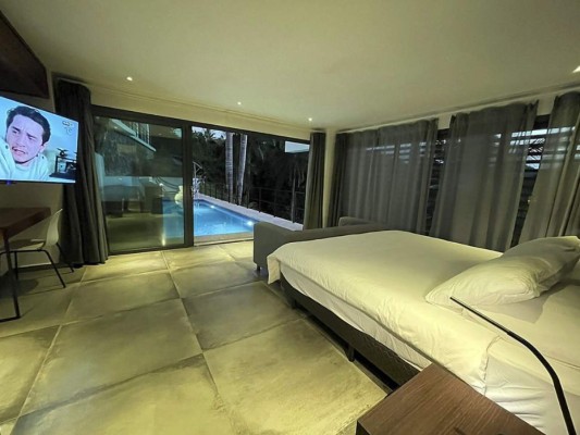 En la mansión hay una habitación distinta a las demás, pues esta cuenta con un acceso directo que va desde la habitación hasta la piscina, ¿Te imaginas despertar y darte un delicioso y relajante chapuzón? ¡Algo increíble! No hace falta que digamos a quién pertenece esta habitación. (Sí, e ella)