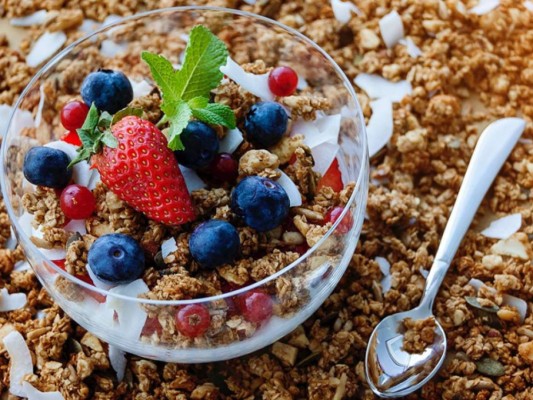 Saltarse el desayuno afecta tu metabolismo y tu peso corporal podría verse afectado. También es importante saber que comer un desayuno bajo en calorías aumenta la sensación de hambre y de antojos dulces.