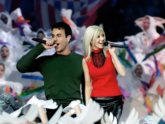 3- 1995 en la casa de los dolphins Disney fue el encargado de dirigir el Halftime contribuyendo en el escenario Phil Collins, Christina Aguilera, Enrique Iglesias y Toni Braxton y donde brindaron un evento en el que parecía que era orquestado para los juegos olímpicos o a favor de UNICEF, todos parecían esperar revuelo y furor con los artistas para que la entrada de los equipos fueran épicas, pero los presentes se llevaron una sorpresa al recibir mucho amor, compresión, cariño, ternura por parte de todos los intérpretes al cantar una canción que en lugar de causar euforia regalaron miel en su melodía.