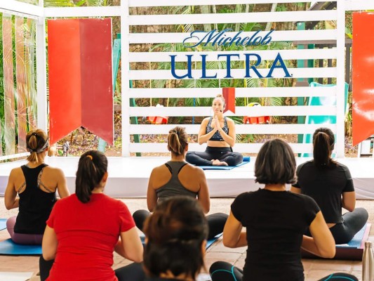 Un éxito el Ultra Yoga Brunch by Michelob Ultra y Estilo   
