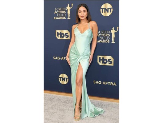 Vanessa Hudgens en Atelier Versace y joyería Chopard