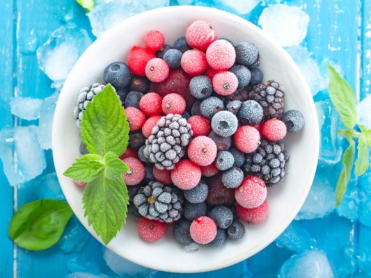 Bayas. Son el mejor alimento antienvejecimiento. Las más oscuras, como la mora o blueberries, reducen la inflamación, ayudan a reparar tejidos dañados y producen colágeno.