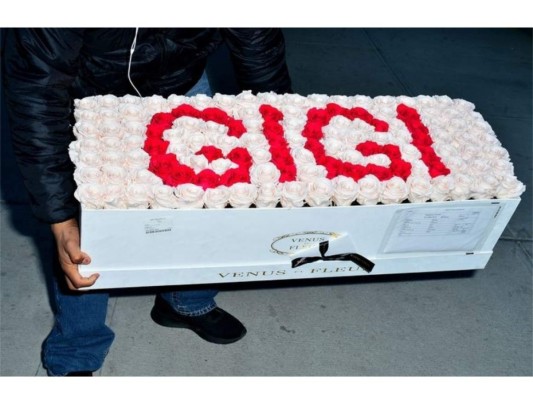 Parte de los detalles que recibió la modelo, un caja de rosas con su nombre aproximadamente un metro