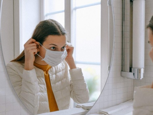1. Primero ponte la mascarilla, después los lentes<br/>Si, lo sabemos. Quizás resulte básico, pero este tip no lo puedes olvidar, pues es uno de los más importantes. Y es que si te pones primero la mascarilla y por encima los lentes de forma que estos se sostengan en la parte superior de la tela del cubrebocas, evitarás que se libere aire de tu boca por dentro de los cristales. <br/><br/>