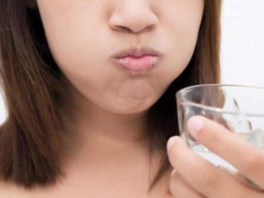 Mantén la herida limpia. A partir del día siguiente de la extracción y la semana de recuperación puedes hacer pequeños enjuagues que te permitan limpiar la zona afectada para que no queden residuos de comida que puedan generarte una infección.