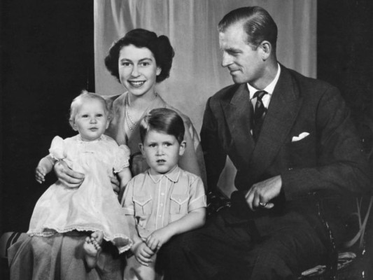 Familia real<br/> Los primeros años de la pareja fueron felices, disfrutando del nacimiento de sus dos primeros hijos, Carlos y Ana, pero fue años después que nacerían Andrés y Eduardo, finalizando la ahora conocida familia real.<br/>