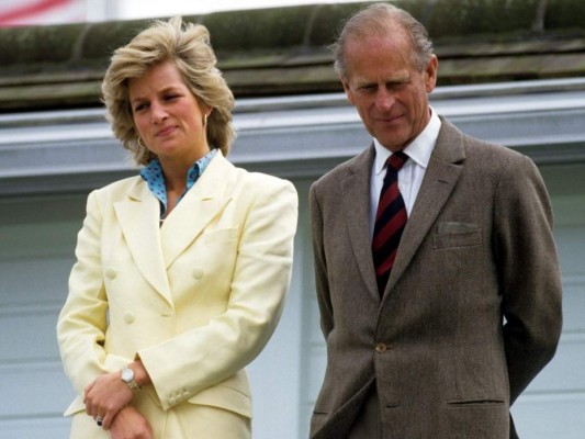 Un nuevo nombre<br/> Tras la muerte del rey Jorge VI, Felipe es designado como príncipe consorte de la actual reina Isabel II. A la vez, fue nombrado almirante de flota, mariscal de campo del ejército y mariscal de la Real Fuerza Aérea.<br/>