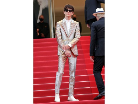 Timothée Chalamet acudió a la presentación de la película que protagonizó, The French Dispatch, con un traje brillante de Tom Ford con unas botas tipo vaqueras color blanco.