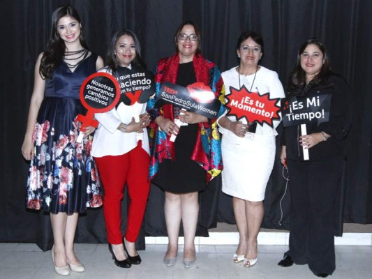 Las oradoras Teresa Fernández, Daniela Naranjo, María Angelica Milla, Digna Carballo y Ana Downing.