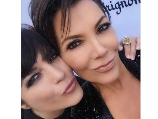 Kris Jenner incluso se ha fotografiado con su gemela Selma Blair