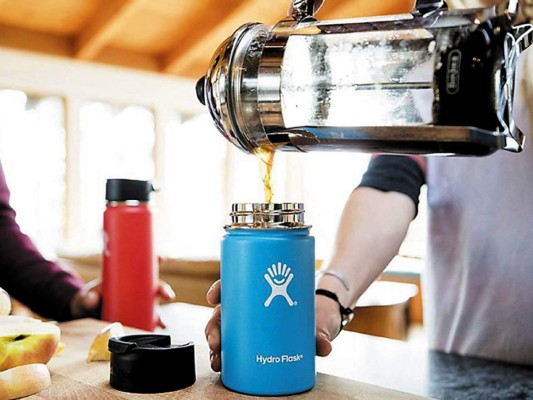 3. “Si eres de los que compra café en la calle, lleva tu taza térmica siempre en el carro y pide que te lo preparen en tu taza… ahí mismo te ahorras la tapa y el removedor de plástico y el vaso de cartón o de foam. Si se te hace más fácil, usa dos distintas… una limpia en tu carro y otra en la casa con la que la reemplazas al usarla. Haz lo mismo con el agua… lleva siempre tu termo o bote y no compres agua en botella de plástico”.