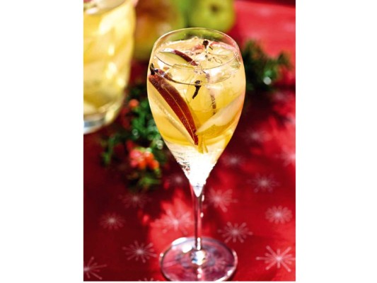 Sangría española<br/>Ingredientes. 1 litro de vino tinto. 2 naranjas de zumo exprimidas o el zumo de dos limones. 4 manzanas en trozos. 3 cucharadas de azúcar. Cointreau y clavos de olor (opcionales). Hielo.<br/><br/>Preparación. Una vez peladas y picadas las manzanas colócalas en una jarra grande y añade el vino, azúcar y el zumo de los limones o de las naranjas. Remueve todo bien y refrigera al menos durante dos horas. En el momento de servirla se le pone mucho hielo. Para que resulte más fuerte, se añade al principio un poco de Cointreau o ron. Adornar con unas rodajas de limón o de naranja, clavos de olor, remover y ya está lista para beber.<br/>