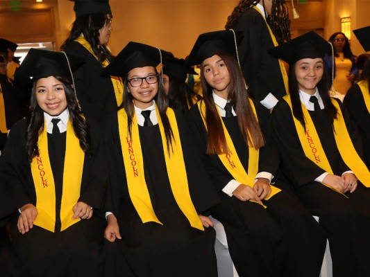 Firma de acta de Lincoln School generación 2017