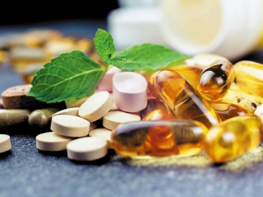 <br/>Arriba las multivitaminas. El consumo de multivitaminas es recomendable, sobre todo si no hemos cuidado nuestra alimentación y tenemos otros factores de riesgo. Los nutrientes recomendados para reforzar la inmunidad y que resultan de interés ante la posibilidad de infecciones víricas son el zinc, vitamina C, D, y E, Omega 3, selenio y quercetina.<br/>