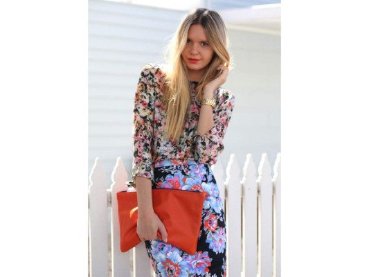 Atrévete a combinar dos piezas de diferentes estampados florales y utiliza un clutch bag en tonos sólidos para marcar contraste
