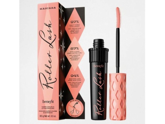 Máscara de pestañas Roller Lash by Benefit. Esta nueva máscara promete rizar hasta las pestañas más rectas y cortas con su innovador cepillo, levantando así nuestra mirada. Con una duración de hasta 12 horas, tiene un cepillo de silicona con curvatura que dejará resultados únicos.