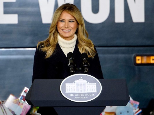 'Sean apasionados en todo lo que hagan. Pero siempre recuerden que la violencia nunca es la solución, y nunca estará justificada', dijo Melania en su último discurso oficial de seis minutos grabado en video, semanas después del asalto al Capitolio. En su mensaje rindió homenaje a las familias de militares, trabajadores del sistema de salud y quienes ayudan a las víctimas del abuso de opioides. (Photo by NICHOLAS KAMM / AFP)