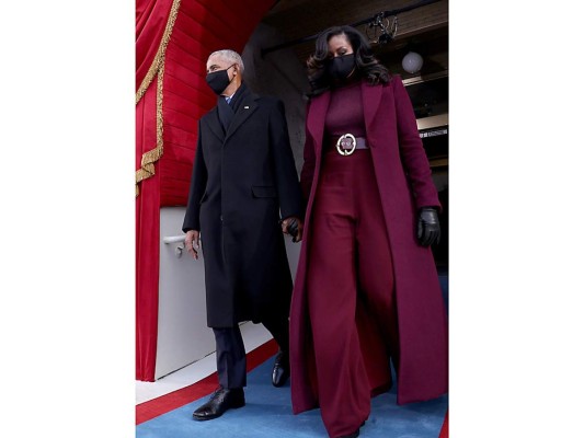 Michelle Obama lució un espectacular power suit en burgundy by Sergio Hudson (Photo by JONATHAN ERNST / POOL / AFP)