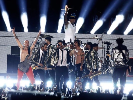 5-2014 Bruno Mars no causo el furor esperado y para colmo los invitados red hot chili peppers hicieron playback en su concierto