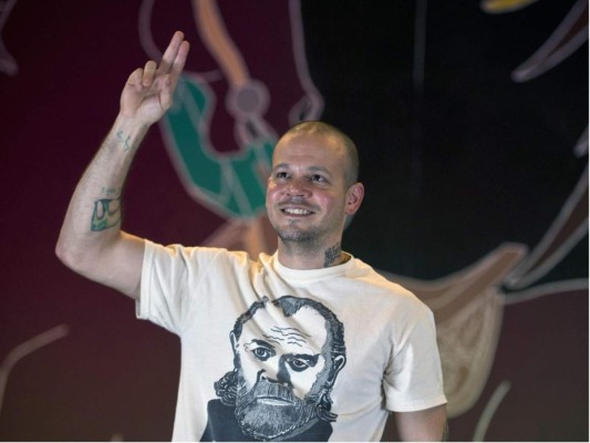 “Los artistas hacen cualquier porquería para vender. El talento no les da para hacer algo mucho más allá. Todo se ha vuelto como McDonald’s, se hace rápido, se cocina rápido y se vende rápido. Se perdió el arte. El arte no existe ya … Si tu me das 30 minutos te preparo un hit de lo que está sonando en la radio, es muy muy fácil y es una falta de respeto para los artistas que están haciendo música de verdad”, dijo Residente de Calle 13