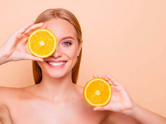 Vitamina C: Esta vitamina estimula la formación de colágeno, minimiza los riesgos de sequedad, así como combate el daño producido por los rayos ultravioleta y restituye la elasticidad de la piel. Se puede consumir a través de frutas como la naranja, fresas y en verduras tales como espinacas, perejil y pimientos verdes.