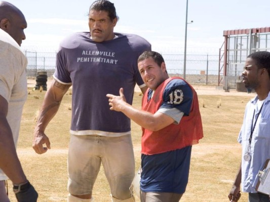 8. The Longest Yard / Golpe Bajo: El Juego Final (2005).<br/>Este remake del clásico de los 70s está lleno de comedia pero también con momentos más oscuros y maduros.