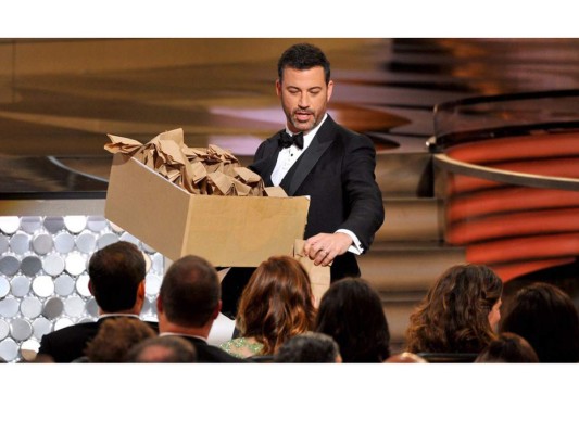 La participación del carismático Jimmy Kimmel será engalanada como es costumbre con la aparición en el escenario de estrellas de Hollywood que siguen dando de qué hablar en el mundo del espectáculo por su enorme trayectoria artística en el cine. Así que acomódese en primera fila si quiere ver en esta gala a artistas de la talla de: Leonardo DiCaprio, Alicia Vikander, Emma Stone, Brie Larson, Javier Bardem, Mark Rylance, Halle Berry, Jamie Dornan, Dakota Johnson, Chris Evans, Gael García Bernal, Samuel L. Jackson, Scarlett Johansson, Shirley MacLaine y Amy Adams.