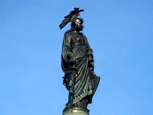 En lo alto de la cúpula se encuentra la 'Statue of Freedom' (Estatua de la Libertad). La obra, de casi 6 metros de altura, estilo neoclásico y realizada en bronce, fue creada por el artista Thomas Crawford. Se trata de una figura femenina clásica de pelo largo y suelto que porta un casco decorado con la cabeza de un águila, cresta y plumas, rodeado de nueve estrellas.