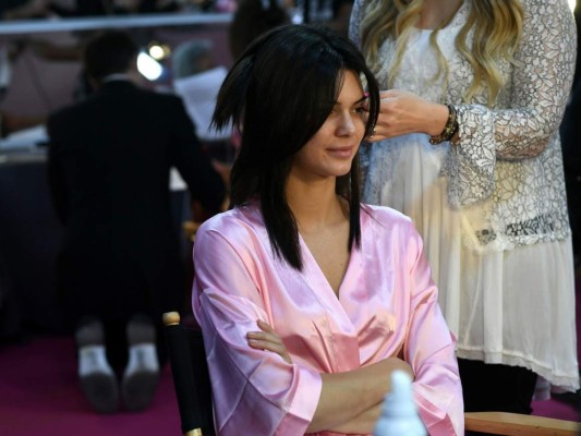 Kendall Jenner mientras es peinada para el Victoria's Secret Fashion Show en París