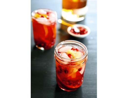 Sangría con vino blanco<br/>Ingredientes. Dos manzanas. Un par de melocotones. Un litro de vino blanco. Un litro de zumo de naranja. Medio litro de champagne. 200 gramos de azúcar<br/><br/>Preparación. Pela toda la fruta y córtala en pedazos pequeños, vacíala en una jarra. Agrega el azúcar, el vino y el zumo de naranja, recién exprimido. Por último añade el champagne. Remueve todo muy bien y deja reposar un par de horas. <br/>