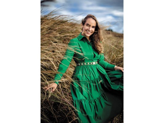 Shirt dress en taffeta con falda en vuelos by CH Carolina Herrera; aretes y pulsera de oro amarillo liso de 14 kilates by Casa de OroFotografía Dany Barrientos asistentes de fotografía Cinthia Casco, Marcia Perdomo concepto/estilismo Momo SosaMaquillaje y cabello MJ Escobar textos Brenda Ortez vestuario CH Carolina Herrera joyas Casa de Oro tergales de colores Cortitelas locación Parque Eólica Santa Ana