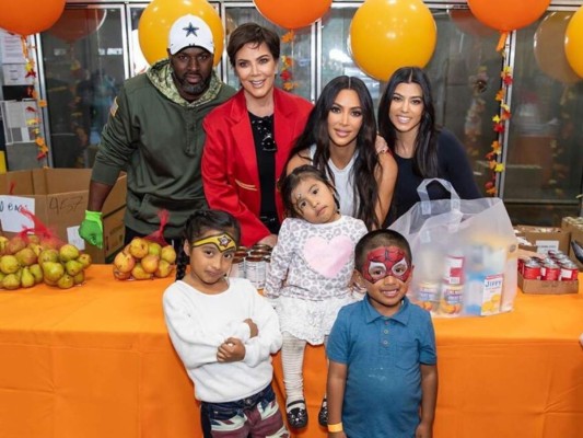 Kourtney, Kim, Kris y Corey Gamble entregaron cenas típicas de acción de gracias a más de cien familias de escasos recursos.