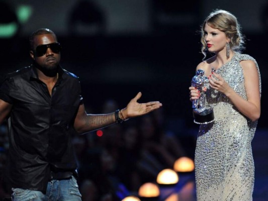 Kanye West interrumpió el discurso de aceptación de Taylor Swift en los VMAs por el Mejor Vídeo de un Artista Femenino, al reclamar que Beyoncé había tenido uno de los mejores vídeos de todos los tiempos (Single Ladies). Beyoncé luego ganó Mejor Vídeo del Año y le pidió a la cantante de country que se uniera a ella en el escenario.