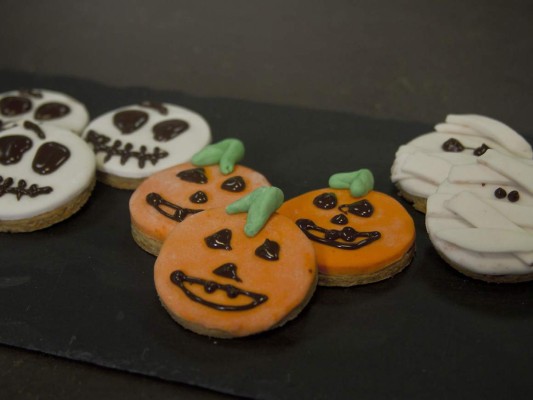 Galletas en forma de calabaza, momia y calavera<br/>La típica decoración de calabaza pero en forma de galleta, deliciosa para acompañar en estas festividades e ideal para tus invitados.<br/>Ingredientes:<br/>75 gramos de mantequilla, 75 gramos de azúcar mascabada, 1 huevo, 50 gramos de miel de abeja, 300 gramos de harina, ½ cucharadita de canela, 200 gramos de fondant, 250 gramos de chocolate y colorantes artificiales<br/>