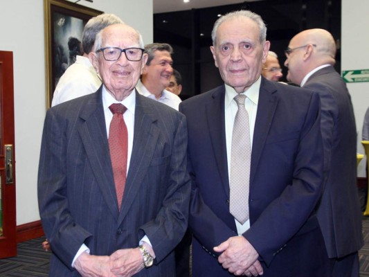 Jorge Bueso y Napoleón Larach reciben galardón