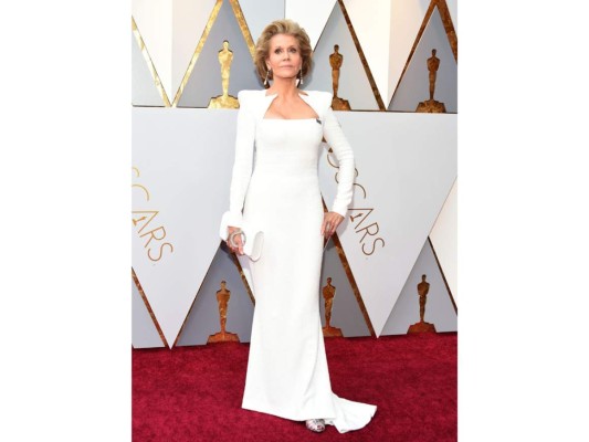 Jane Fonda. Con un diseño de alta costura en color blanco de Balmain. De cortes geométricos del escote y las hombreras han convertido su sencillo vestido en una prenda para no olvidar<br/>