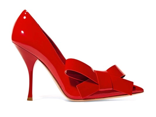 De punta estrecha de charol rojo de Miu Miu.Adornados con un arco femenino de estilo origami y se sientan en un tacón alto.