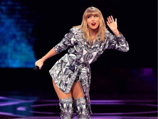 Taylor Swift <br/>Su música va dirigida a la música country, pero tuvo cambios en esta década, explorando sonidos Pop en sus canciones, ganando premios por su música.<br/>