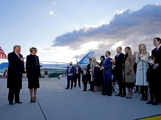 Donald Trump y su esposa Melania son recibidos por sus hijos y familia en la Base Andrews (Photo by ALEX EDELMAN / AFP)