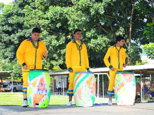 Academia Americana celebra Festival Folclórico Internacional