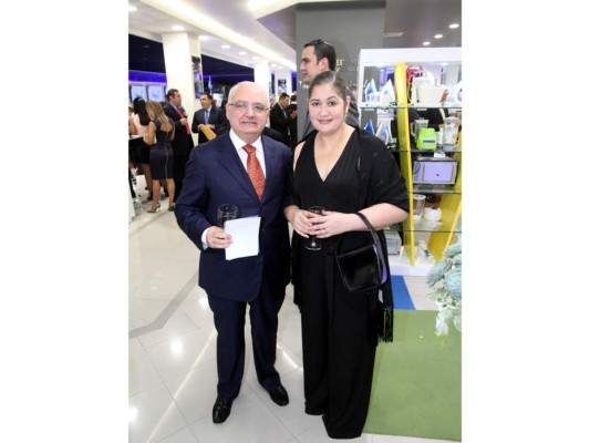 Grupo Unicomer inaugura moderna tienda La Curacao