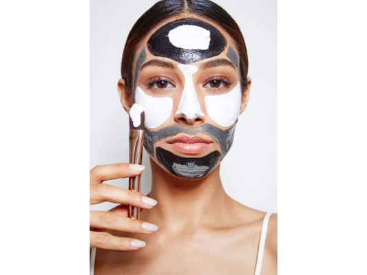 LIMPIEZA PROFUNDA. El rostro necesita una limpieza profunda que va más allá de la superficie. Aplica semanalmente una mascarilla que libere los poros y el exceso de grasa.