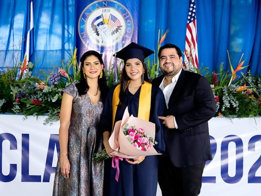 Camila Martínez junto a sus padres