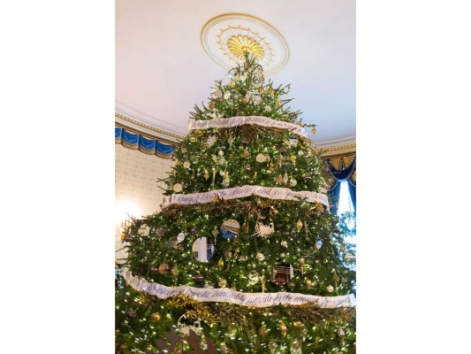 Un árbol de 17 pies está en el centro del Blue Room en una de las imágenes más icónicas de la Casa Blanca. La familia presidencial lo decora con sus propios diseños. Este año el lema del árbol es 'We the People' e incluye cintas con frases icónicas del preámbulo de la Constitución de Estados Unidos.